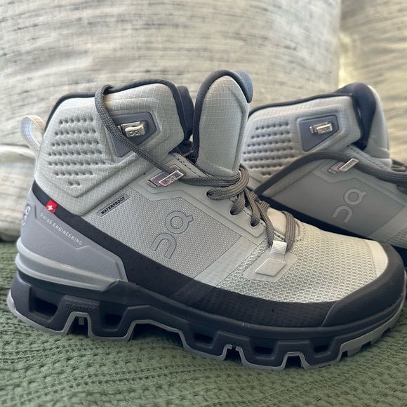 NEW- ON Women's Cloudrock 2 Hiking Boot, 6 - Picture 4 of 9